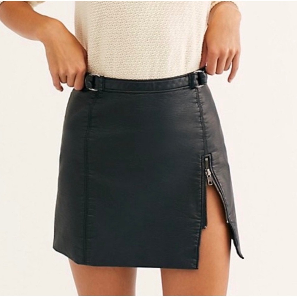 Free People Black Vegan Leather Mini Skirt Side Zip Slit Buckle Detail Size 6